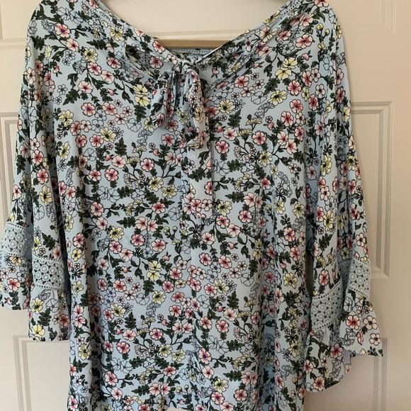 Floral Blouse with tie back - Picture 2 of 2